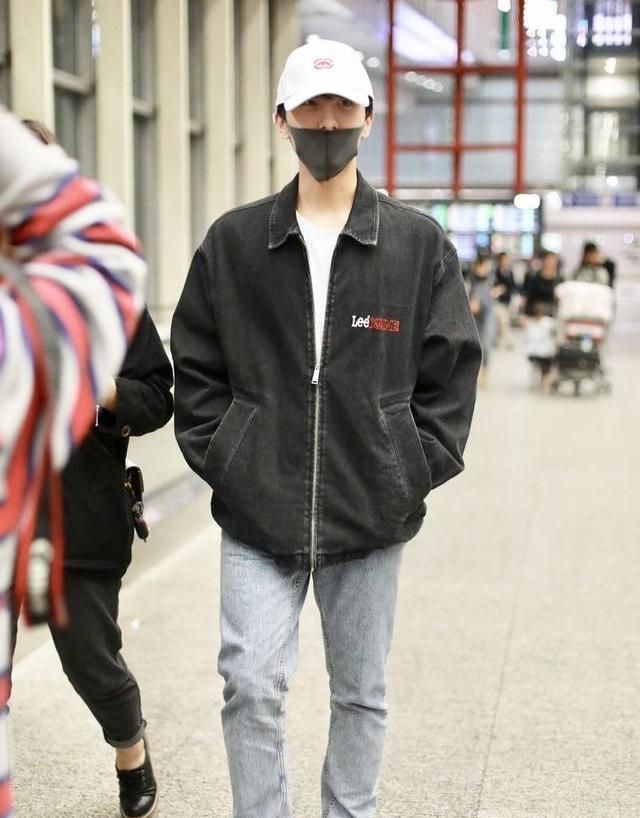 牛骏峰穿休闲装现身，黑色牛仔外套款式太路人