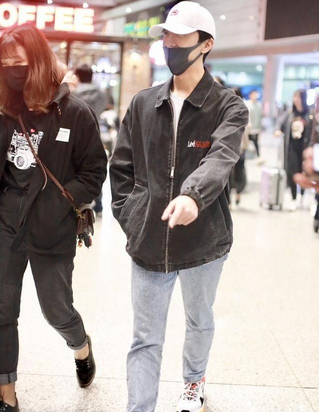 牛骏峰穿休闲装现身，黑色牛仔外套款式太路人