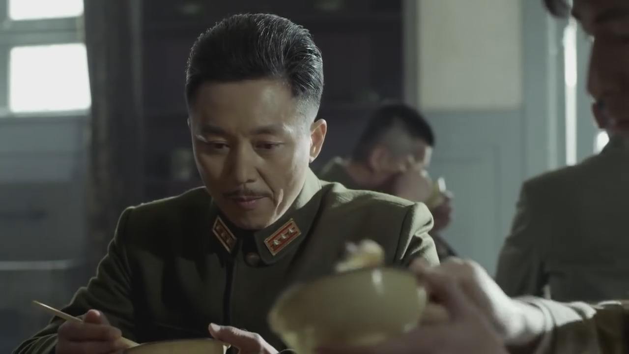 因为被秘密封杀，他十年无戏可拍，如今大器晚成，成为当红男演员