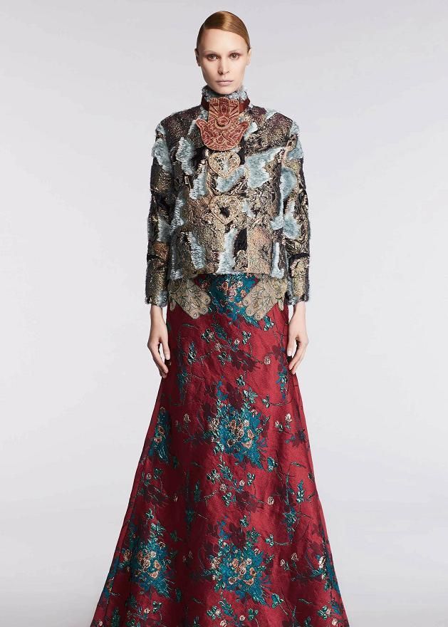 纤薄飘逸的面料让其充满灵动美感,复古又时髦,个性十足