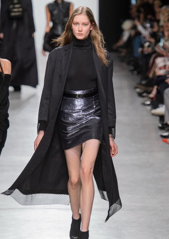 纤薄飘逸的面料让其充满灵动美感,复古又时髦,个性十足