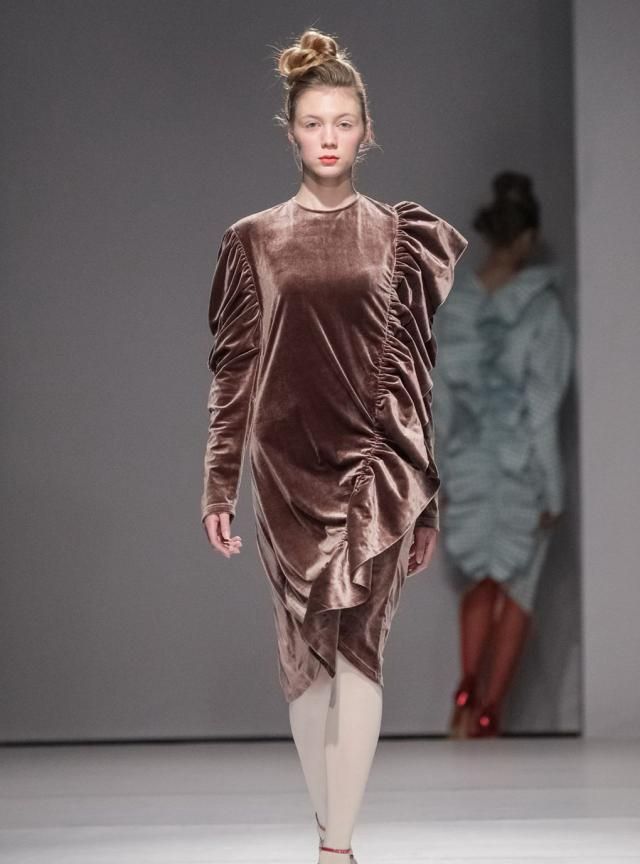 纤薄飘逸的面料让其充满灵动美感,复古又时髦,个性十足