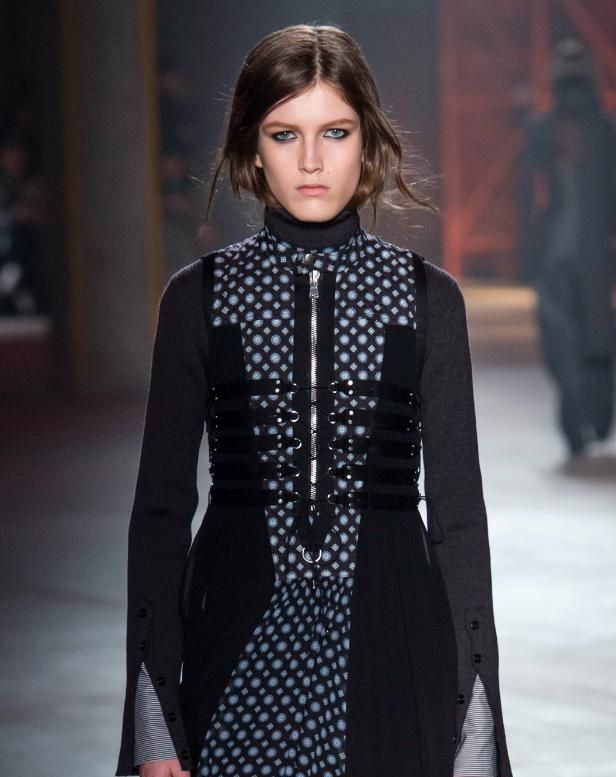 纤薄飘逸的面料让其充满灵动美感,复古又时髦,个性十足