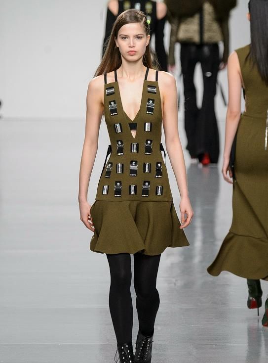 纤薄飘逸的面料让其充满灵动美感,复古又时髦,个性十足