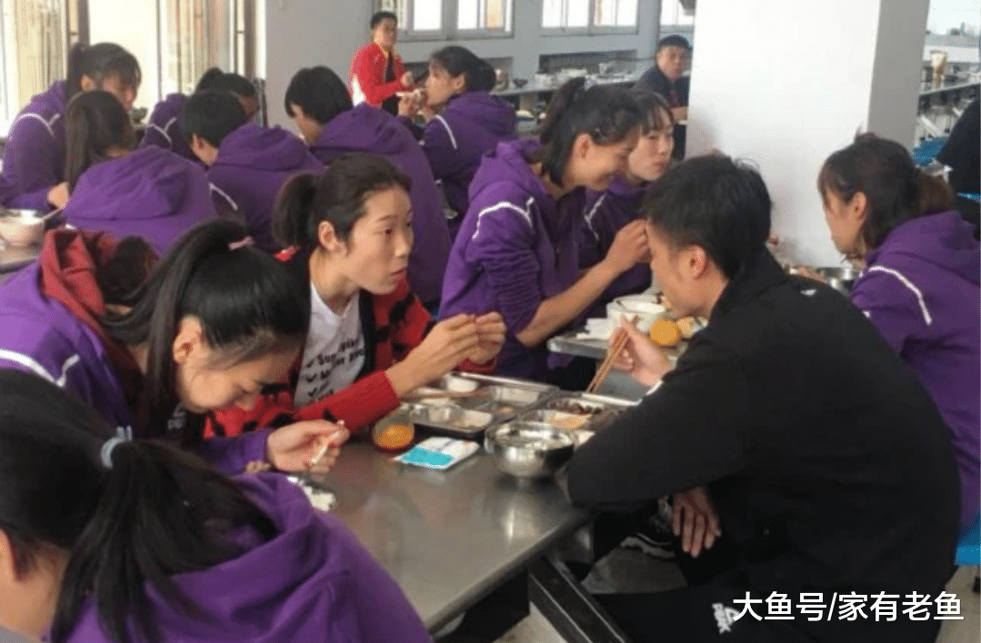 世界杯20天后，朱婷回家与小球员们一起吃食堂，亲自洗餐具