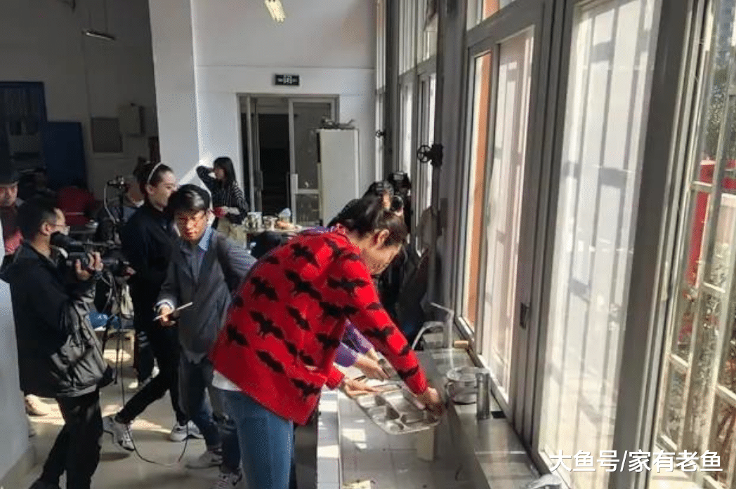 世界杯20天后，朱婷回家与小球员们一起吃食堂，亲自洗餐具