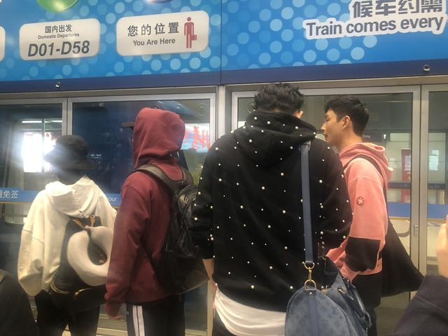 黄子韬穿珍珠卫衣录制《小小的追球》 周冬雨王彦霖尹正加盟