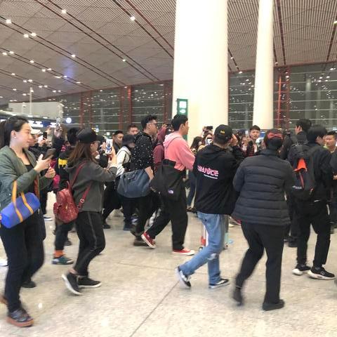 黄子韬穿珍珠卫衣录制《小小的追球》 周冬雨王彦霖尹正加盟
