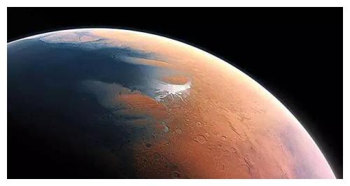 在火星表面的陨石坑中发现“蓝色液体”，外星人也需要水资源啊