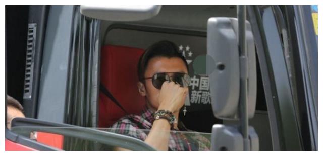 谢霆锋担任《新歌声》导师，坐“拖拉机”入场引围观，网友：会玩