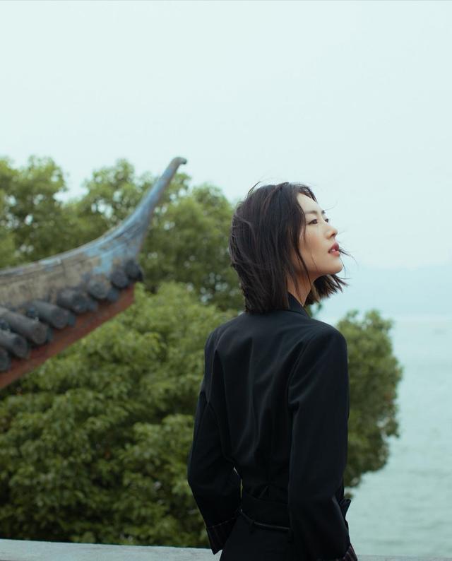 网曝刘雯得罪品牌方事业受阻，背后有女大佬出面相救！
