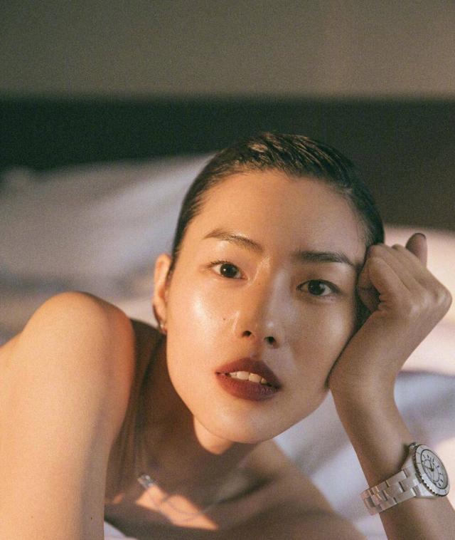 网曝刘雯得罪品牌方事业受阻，背后有女大佬出面相救！