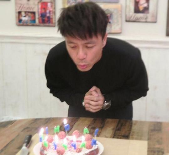 李克勤晒出在香港的家，儿子从小就学钢琴，长大也想他当歌手？