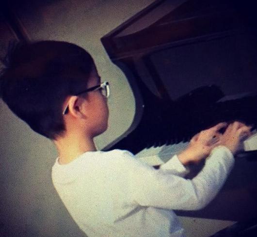 李克勤晒出在香港的家，儿子从小就学钢琴，长大也想他当歌手？