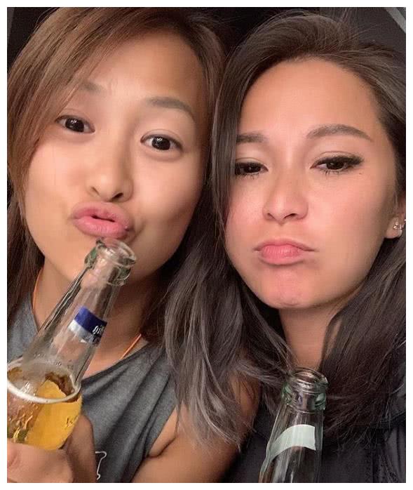 洗米华爱子与好友庆生，私人游艇度假玩得开心，同框女友合影留念