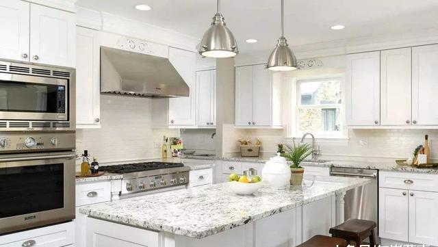 厨房台面选石英石好还是不锈钢的好?听懂行人一说,懊悔没早知道