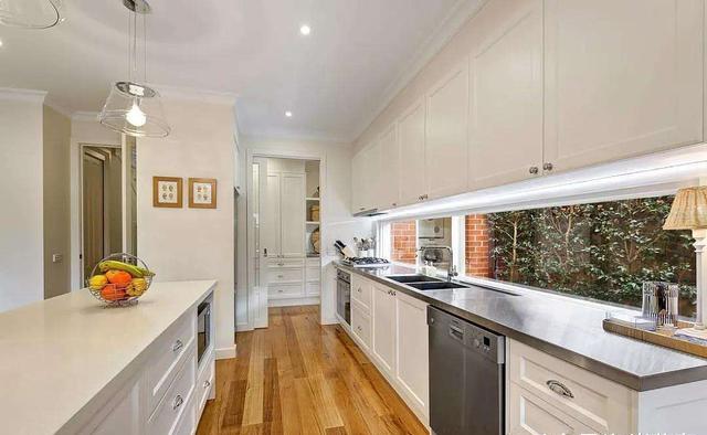 厨房台面选石英石好还是不锈钢的好?听懂行人一说,懊悔没早知道