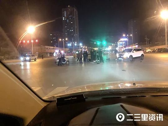 社会 | 榆林一越野车与摩托车相撞，司机受伤鞋子“飞”出去十几米