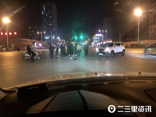 社会 | 榆林一越野车与摩托车相撞，司机受伤鞋子“飞”出去十几米