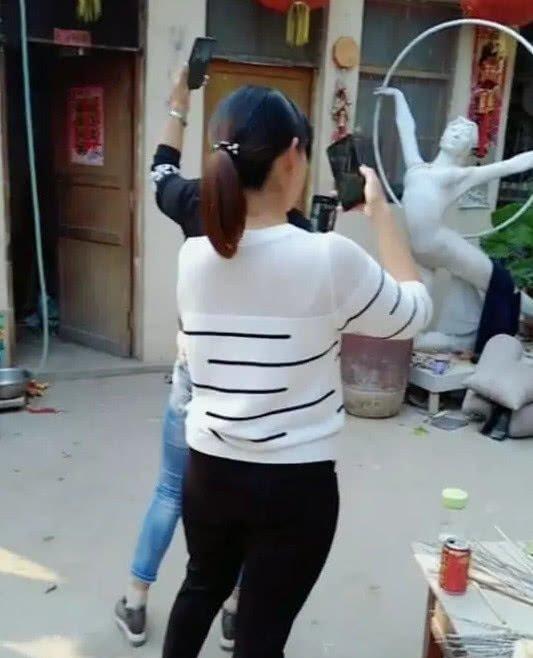 大衣哥看院子杂乱不堪，饭桌上站着家禽，气冲冲走回房中！