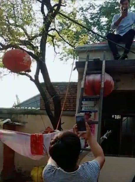 大衣哥看院子杂乱不堪，饭桌上站着家禽，气冲冲走回房中！
