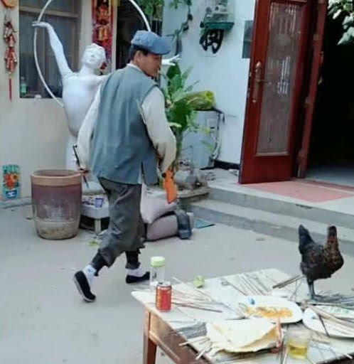 大衣哥看院子杂乱不堪，饭桌上站着家禽，气冲冲走回房中！