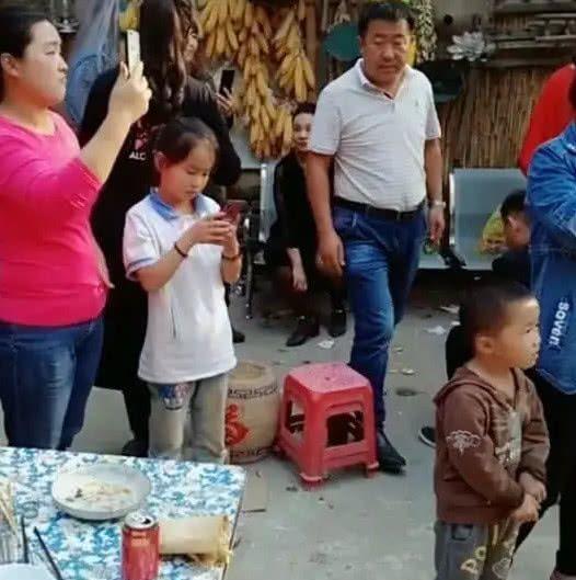大衣哥看院子杂乱不堪，饭桌上站着家禽，气冲冲走回房中！