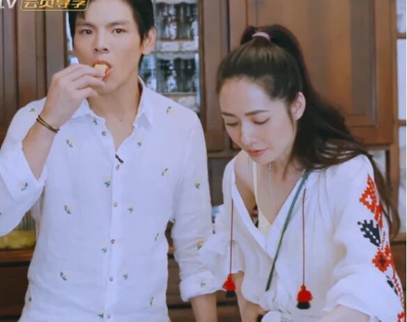 郭碧婷亲手做饼干,衣服的肩带滑落2次,旁边向佐的表现显尴尬
