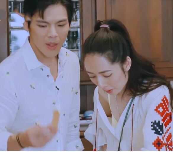 郭碧婷亲手做饼干,衣服的肩带滑落2次,旁边向佐的表现显尴尬