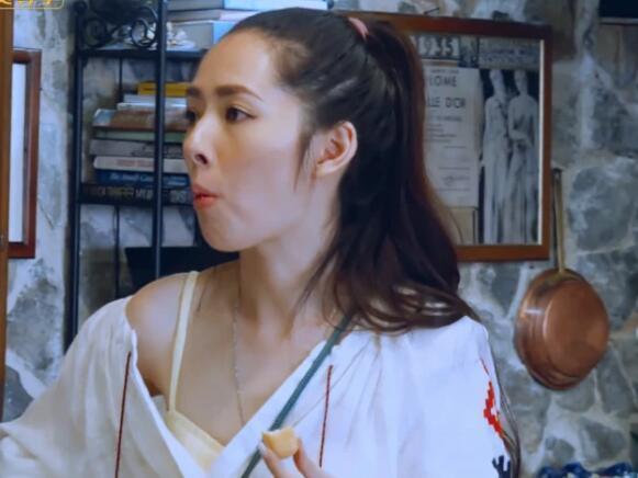 郭碧婷亲手做饼干,衣服的肩带滑落2次,旁边向佐的表现显尴尬