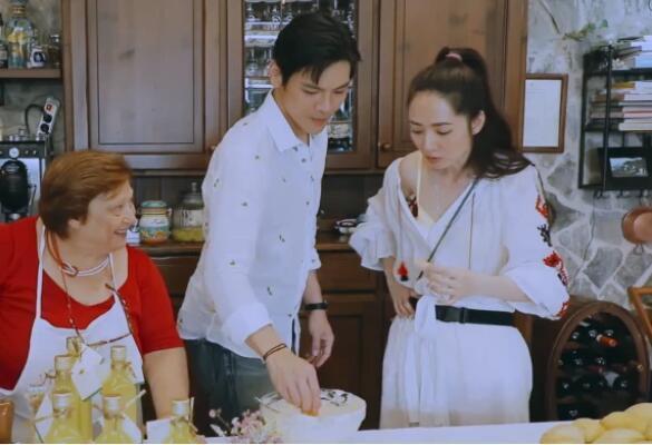 郭碧婷亲手做饼干,衣服的肩带滑落2次,旁边向佐的表现显尴尬