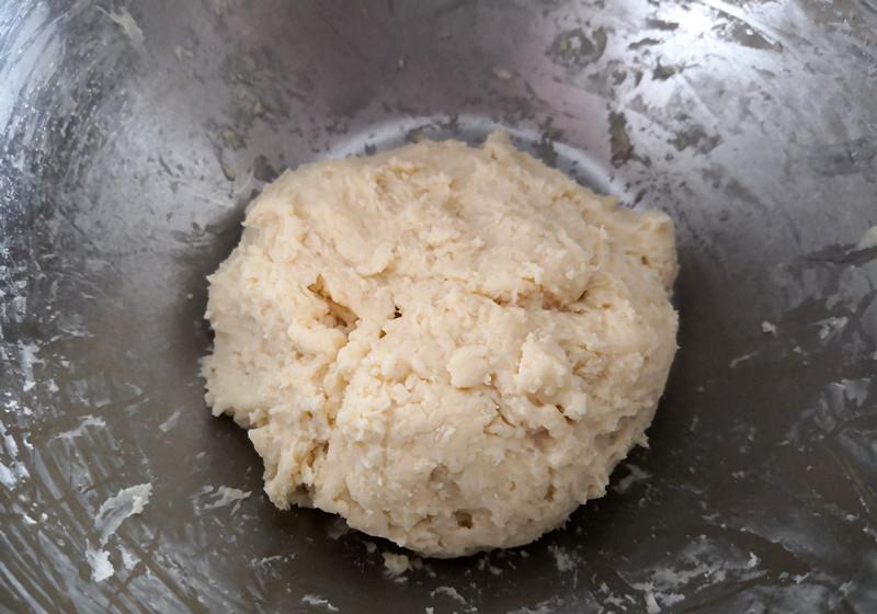 它有饼干的酥脆,也有面包的柔软,口感独特味道香甜可口难以忘记