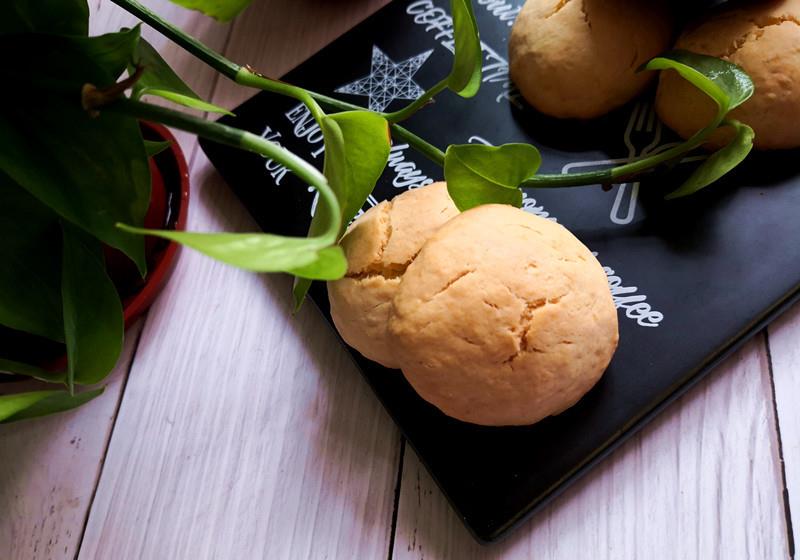 它有饼干的酥脆,也有面包的柔软,口感独特味道香甜可口难以忘记