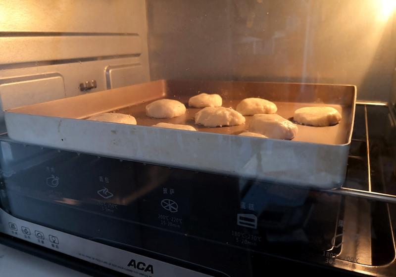 它有饼干的酥脆,也有面包的柔软,口感独特味道香甜可口难以忘记