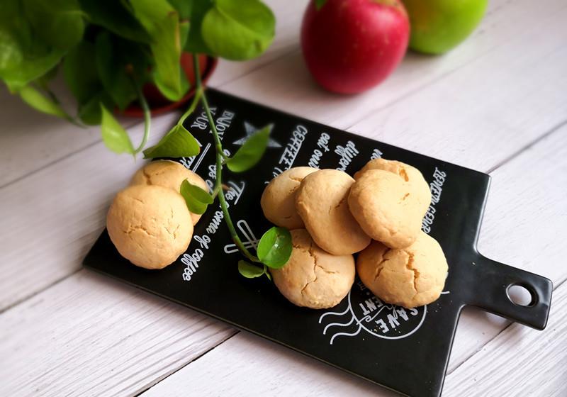 它有饼干的酥脆,也有面包的柔软,口感独特味道香甜可口难以忘记