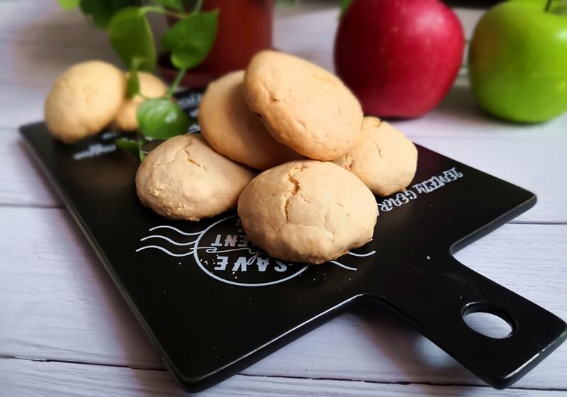 它有饼干的酥脆,也有面包的柔软,口感独特味道香甜可口难以忘记