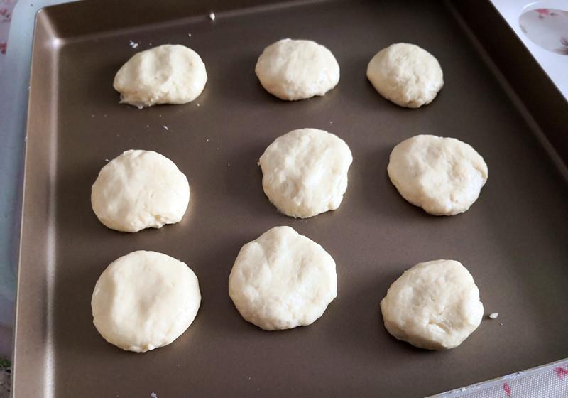 它有饼干的酥脆,也有面包的柔软,口感独特味道香甜可口难以忘记