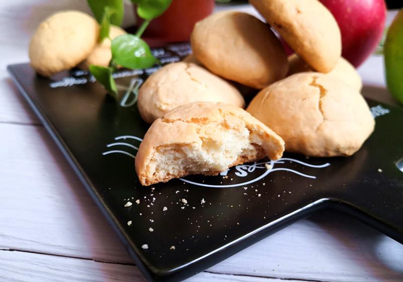 它有饼干的酥脆,也有面包的柔软,口感独特味道香甜可口难以忘记