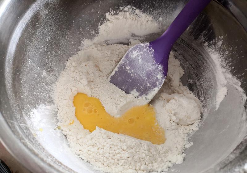 它有饼干的酥脆,也有面包的柔软,口感独特味道香甜可口难以忘记