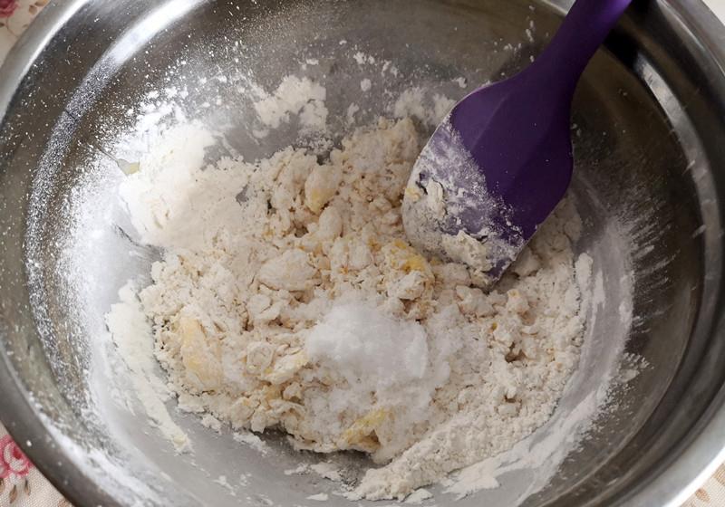 它有饼干的酥脆,也有面包的柔软,口感独特味道香甜可口难以忘记