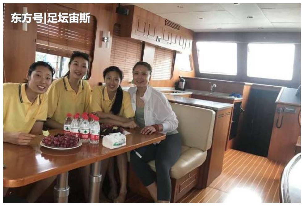郎平领女排7将乘游艇游玩！朱婷丁霞穿花裤衩 李盈莹亮大长腿