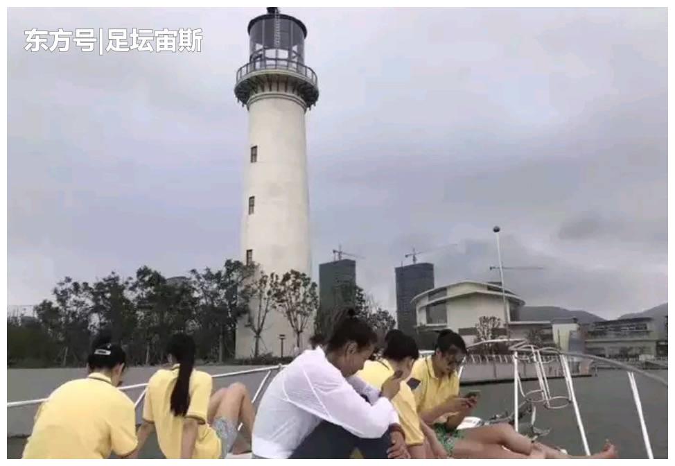 郎平领女排7将乘游艇游玩！朱婷丁霞穿花裤衩 李盈莹亮大长腿