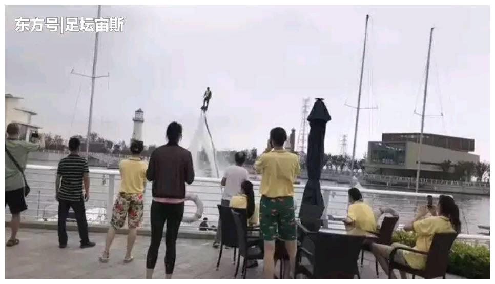 郎平领女排7将乘游艇游玩！朱婷丁霞穿花裤衩 李盈莹亮大长腿