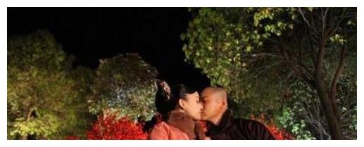女明星拍吻戏“道具”，热巴用银行卡，baby用保鲜膜