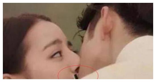 女明星拍吻戏“道具”，热巴用银行卡，baby用保鲜膜