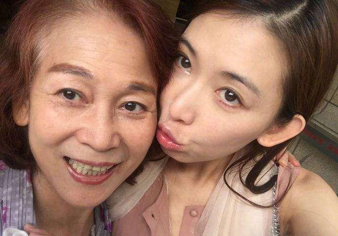 林志玲首次携妈妈拍广告，母亲病愈状态大好气质佳