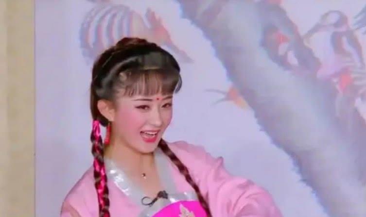 赵丽颖和欧阳娜娜同穿书童装，两人相差13岁，看起来却像同岁！