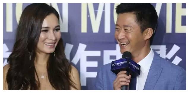 卢靖姗吴京同台不拘小节，一个紧身衣服怪，一个西装领带斜