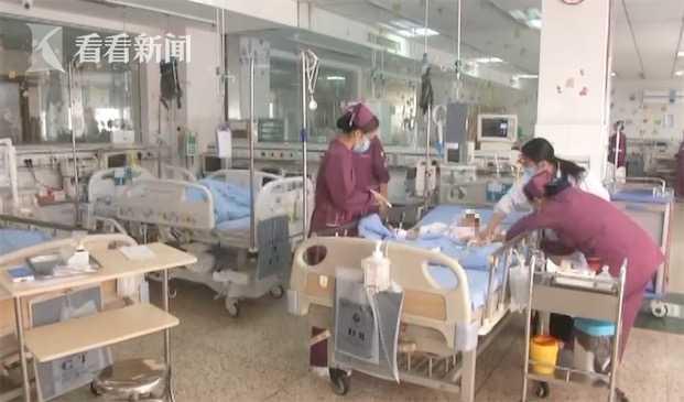 喷泉突然开启！女童被冲上9米高空摔落 多脏器受损