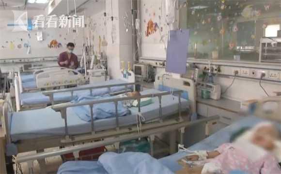 喷泉突然开启！女童被冲上9米高空摔落 多脏器受损